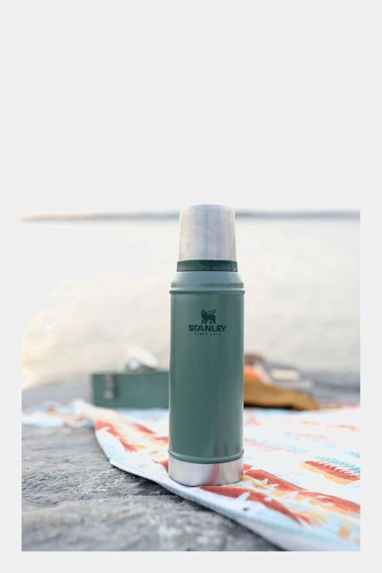 Stanley Classic Vacuum Bottle 750ml 4 Stanley Classic Vacuum Bottle 750ml - Image 2